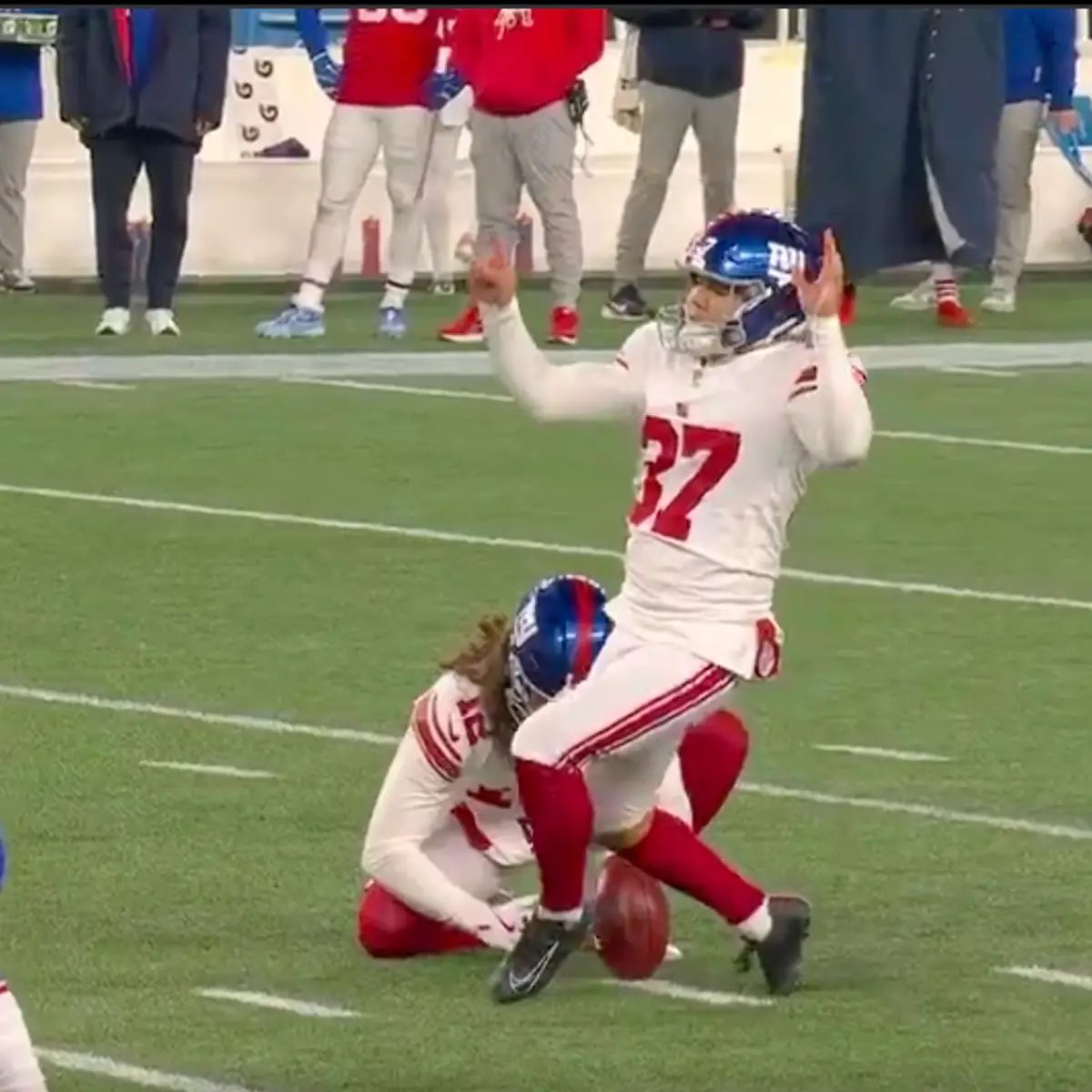 dtkarlin's tweet photo. @SharpFootball He “hit” the Younghoe Koo https://t.co/IHDmNRbQKO