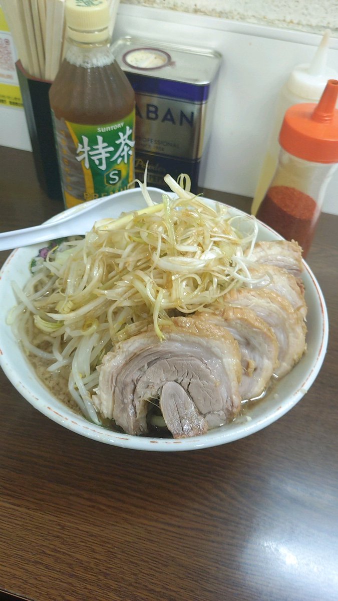 ranjun31's tweet photo. ラーメン二郎　横浜関内店

小豚（￥1,160）
ネギ（￥180）
そのまま

値上げが止まらない👎️
昼前で5人の並びで寄ってしまった。
ごちそうさまでした😋 https://t.co/OjtU3Z0DH3