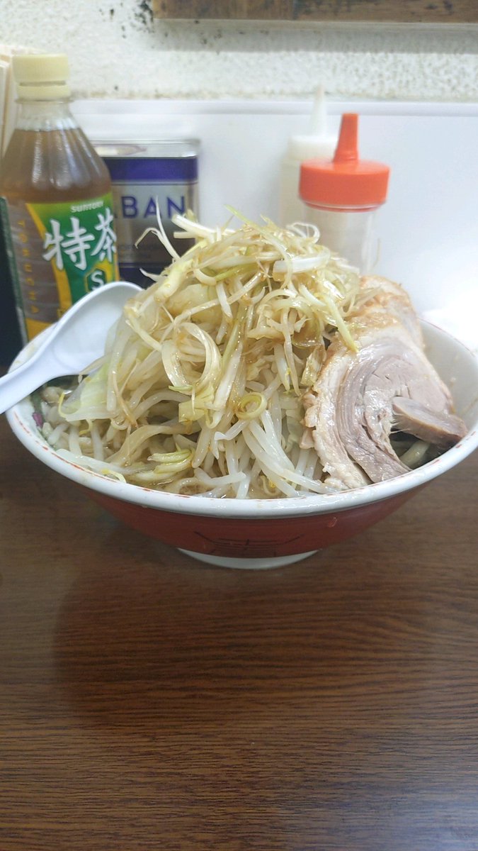 ranjun31's tweet photo. ラーメン二郎　横浜関内店

小豚（￥1,160）
ネギ（￥180）
そのまま

値上げが止まらない👎️
昼前で5人の並びで寄ってしまった。
ごちそうさまでした😋 https://t.co/OjtU3Z0DH3
