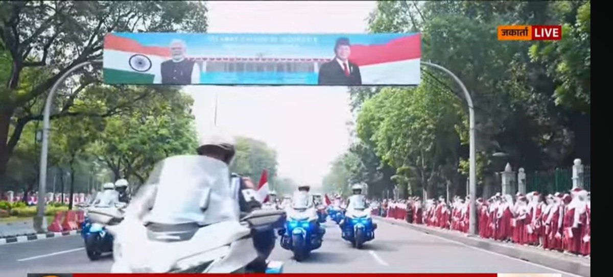 mishra_abhi's tweet photo. The scale of welcome that Indonesia is giving to PM Modi and his delegation is unprecedented.

He is arriving at the Presidential palace for the ceremonial welcome. https://t.co/aOqaC28kvF
