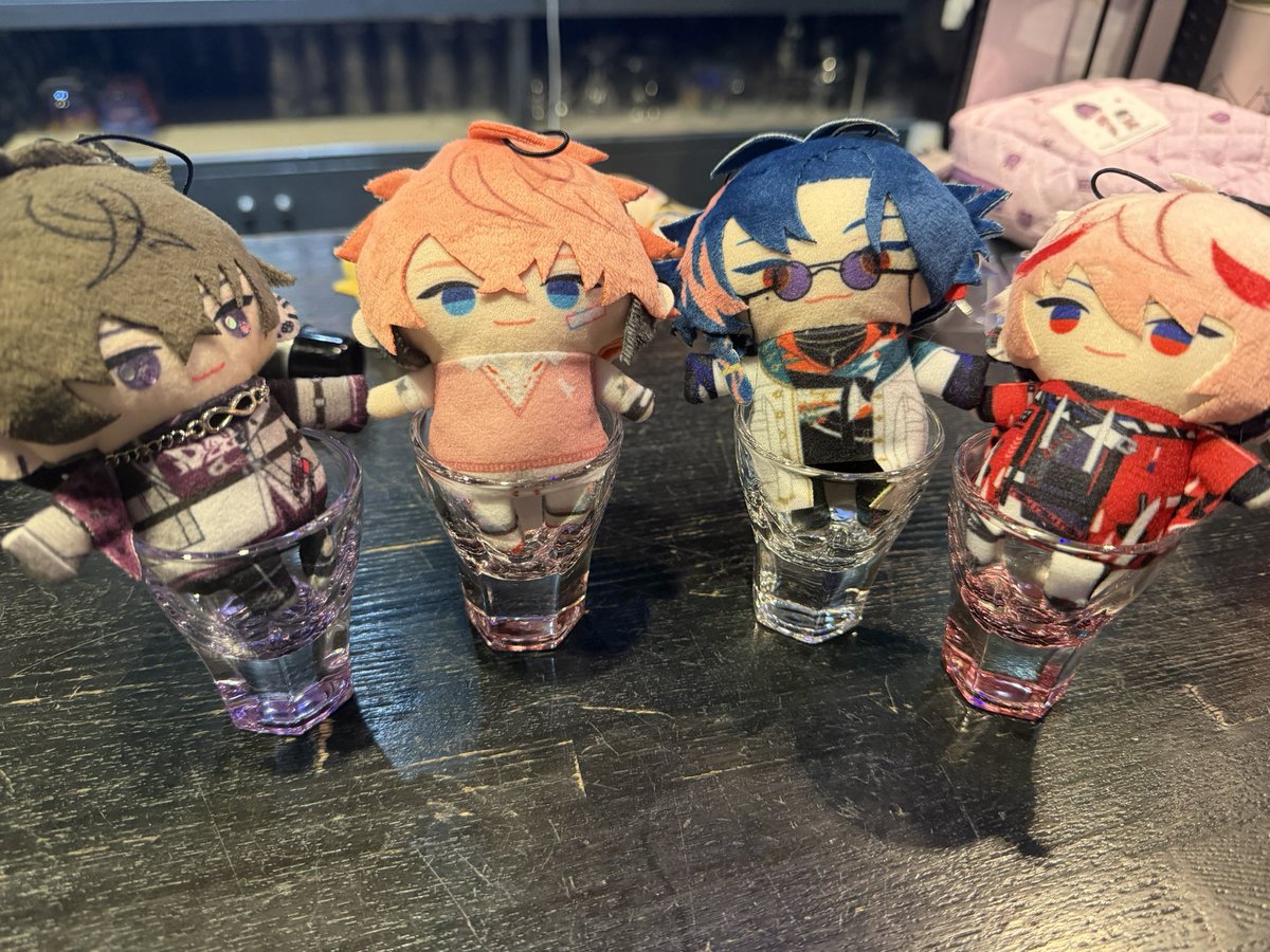 animyu_neru's tweet photo. 昨日はきのさんに酒を浴びせてきました🥃こうして並べるとセラ夫が寂しそうなのでやはりひばを買わなきゃいけないですね。 https://t.co/QhLdL0TMea