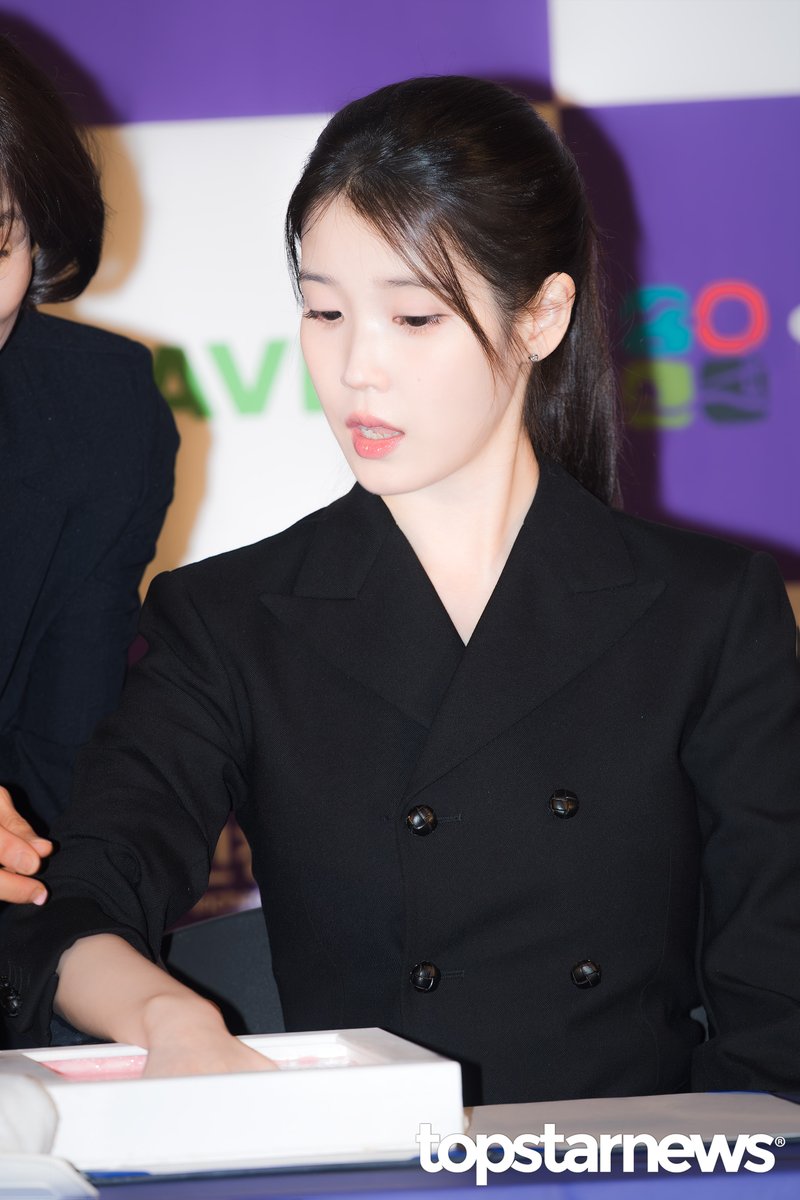 TSN_PHOTO's tweet photo. [HD포토] 아이유, ‘삐약’ (청룡시리즈어워즈 핸드프린팅) #청룡시리즈어워즈 #핸드프린팅 #프리뷰 #아이유 #IU https://t.co/UBN7LgC4qA <- Original Photo https://t.co/RV0jyjOfLl