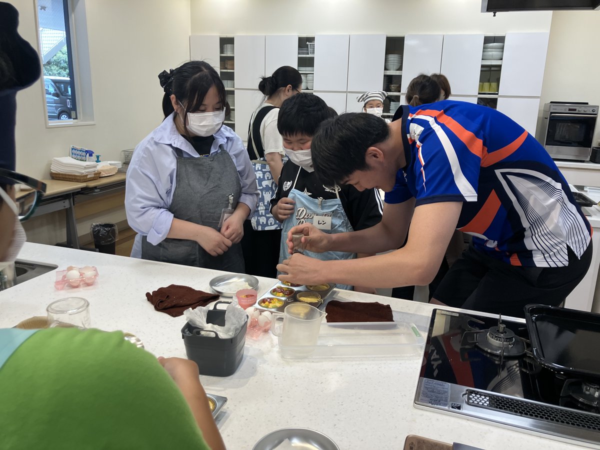 TORAY_ArrowsMEN's tweet photo. 【 活動報告 】

#静岡ガス 様のイベント「親子で作ろう お食事マフィン」に、#楠本岳 選手・ #馬渡拓巳 選手・ #牧大晃 選手・ #小野寺瑛輝 選手が参加しました🧁✨

普段あまり見ることのできない、選手たちの料理姿はいかがでしたか🧑‍🍳？

ご参加いただいた皆さまと一緒に楽しい時間を過ごすことができました😊
ありがとうございました！

@shizuokagas_pr 

#東レアローズ静岡 #torayarrowsshizuoka #静岡ガス