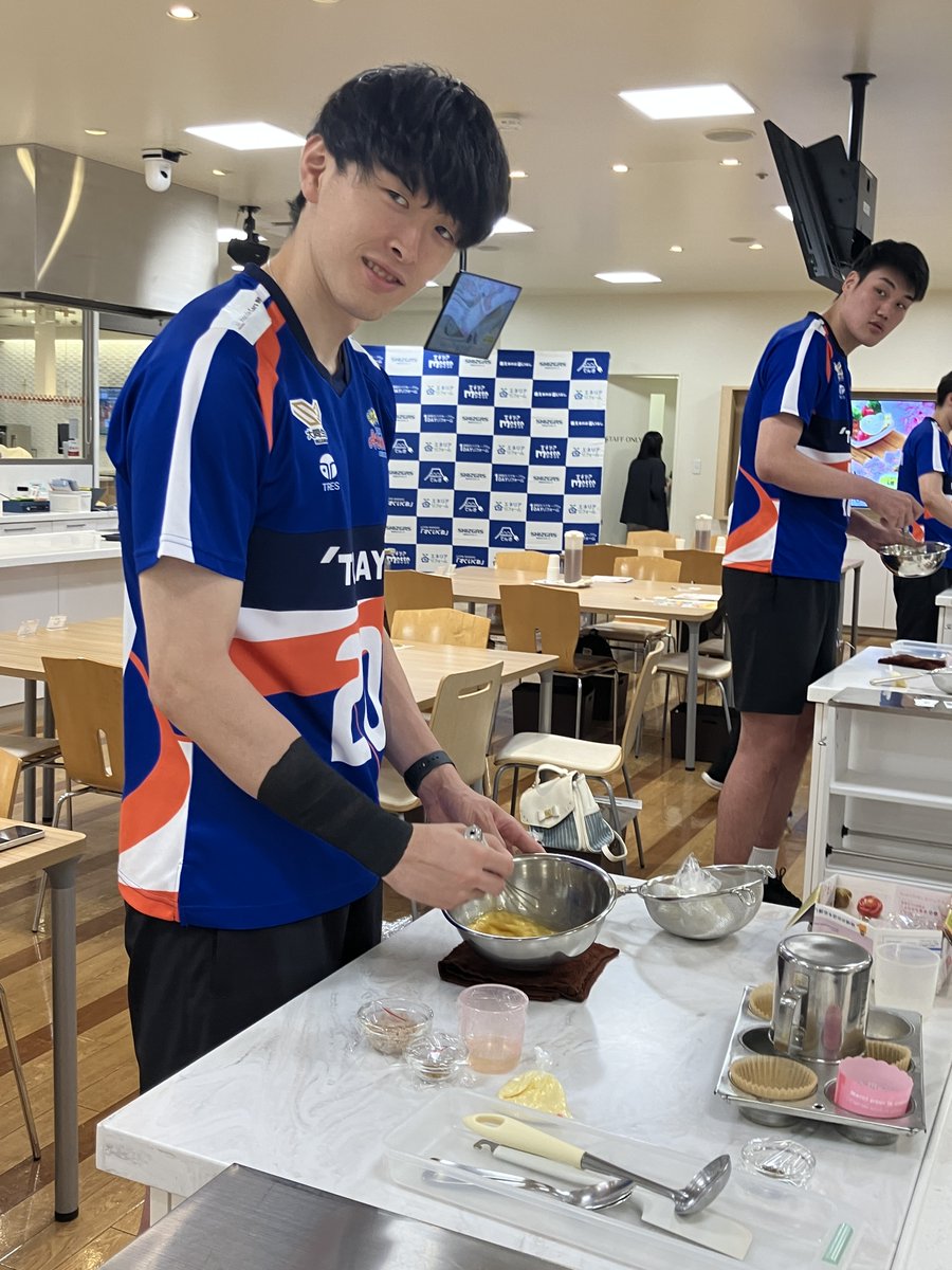 TORAY_ArrowsMEN's tweet photo. 【 活動報告 】

#静岡ガス 様のイベント「親子で作ろう お食事マフィン」に、#楠本岳 選手・ #馬渡拓巳 選手・ #牧大晃 選手・ #小野寺瑛輝 選手が参加しました🧁✨

普段あまり見ることのできない、選手たちの料理姿はいかがでしたか🧑‍🍳？

ご参加いただいた皆さまと一緒に楽しい時間を過ごすことができました😊
ありがとうございました！

@shizuokagas_pr 

#東レアローズ静岡 #torayarrowsshizuoka #静岡ガス