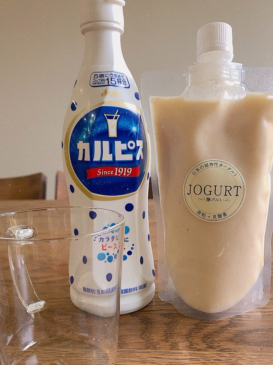 Haccotogo's tweet photo. 冷やし甘酒の味付けは「砂糖」じゃなくて、
「カルピス」もおすすめです🤲

今日7月7日は「カルピスの日」
乳酸菌も摂れて美味しい✨
夏はやっぱりカルピス飲みたくなります。

酒粕と一緒に続けたらもっと良さそう✨
今度ソーダ割りも作ってみますね！

#カルピスの日 #甘酒 #酒粕 https://t.co/nJPLUWsZZG