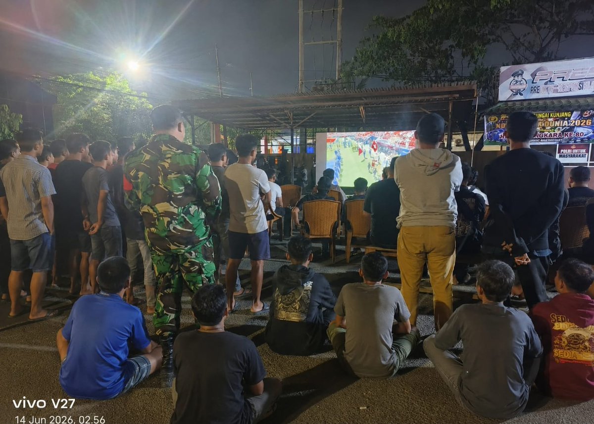 Kodim0901Smd's tweet photo. Babinsa Koramil 0901-03/Samarinda Seberang Monitoring Nobar Semifinal Piala Dunia 2026 Bersama Warga Sindang Sari https://t.co/hQv597Vkql