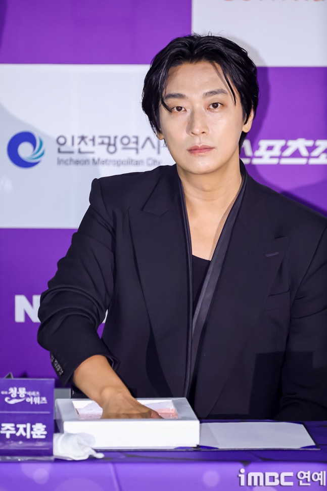 ddangduck's tweet photo. 아 썅 개귀엽네
머리때문인가 동글해보여
들고 튈까 https://t.co/ntmvOQ8Vye