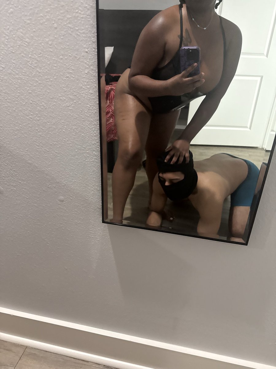 MistressKaliHTX's tweet photo. I love a good boy who knows his place is below me 🖤🖤 #domme https://t.co/zu6eXHqKsc
