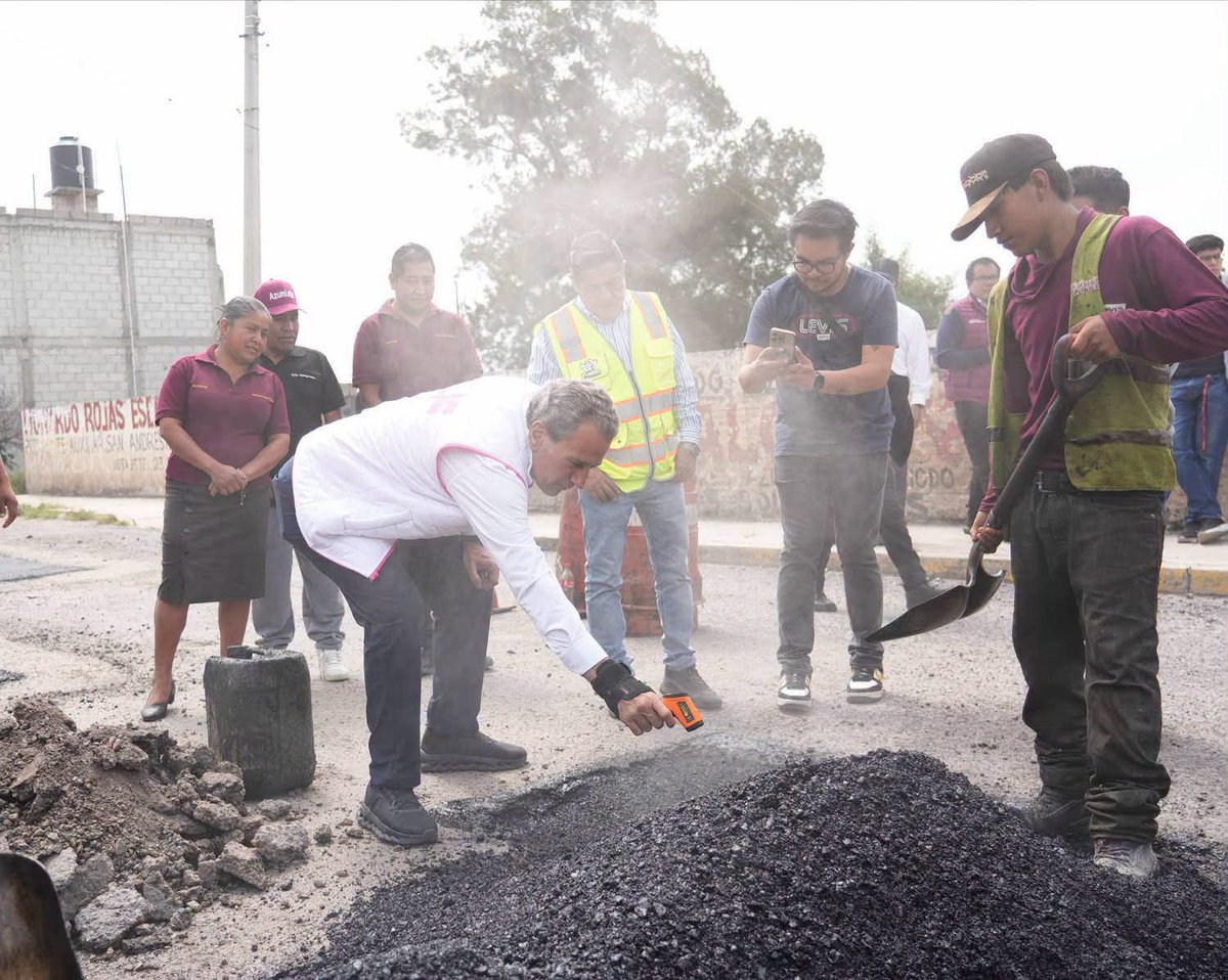 Alfie_Acosta's tweet photo. El montaje de cada foto (lo que sucede en todo México): 

1. El que sí trabaja esperando a que 'el político' deje de hacerle a la mamada.

2. El director de obra (chaleco amarillo) supervisando que el jefecito no se haga daño.

3. El lamehuevos tomando la foto para publicar en las redes: “Su humanidad y humildad lo hacen único”.

4. El grupo de acarreados aplaudiendo y esperando su torta con frutsi.

5. Los guardaespaldas merodeando los alrededores. 

🤢🤢🤢🤢🤢🤮🤮🤮🤮🤮