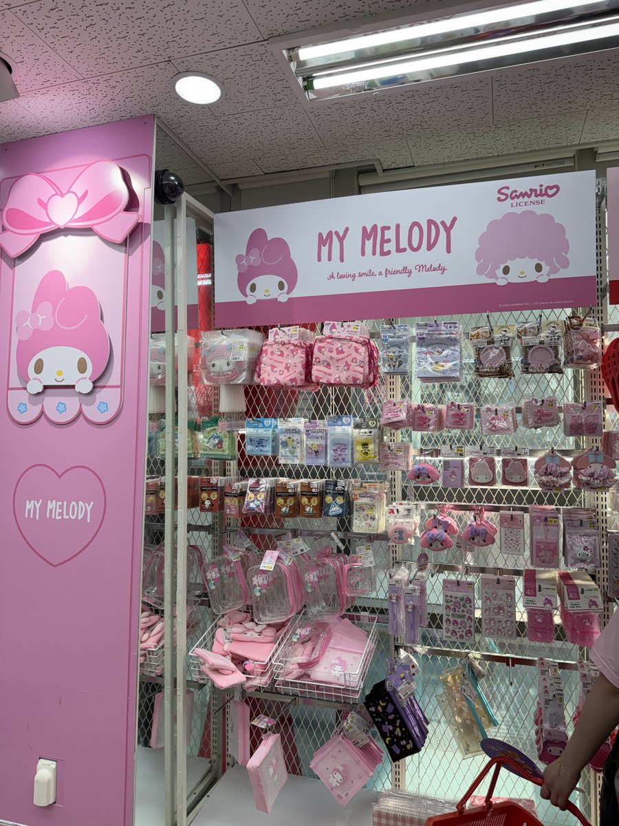 __joah's tweet photo. 韓国ダイソーでキャラものを買いたい人はここに行って！！
ここのダイソーはキャラ別に陳列されていてめっちゃ見やすい👀✨
他にもミッキーミニー、キティちゃん、プーさんコーナーなどがあったよ！
ホンデの駅からもすぐだから行ってみて💛

🏠ダイソーホンデ２号店
📍ソウル 麻浦区 東橋洞167-29 https://t.co/H5AGdqQytm