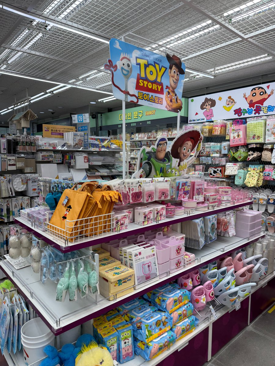 __joah's tweet photo. 韓国ダイソーでキャラものを買いたい人はここに行って！！
ここのダイソーはキャラ別に陳列されていてめっちゃ見やすい👀✨
他にもミッキーミニー、キティちゃん、プーさんコーナーなどがあったよ！
ホンデの駅からもすぐだから行ってみて💛

🏠ダイソーホンデ２号店
📍ソウル 麻浦区 東橋洞167-29 https://t.co/H5AGdqQytm