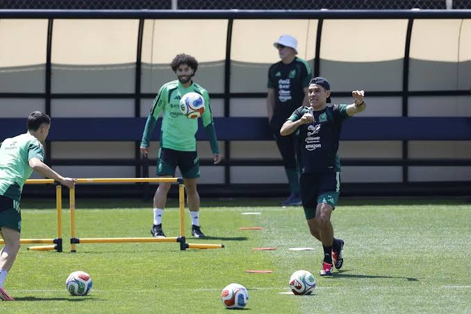 PeriodistasU's tweet photo. ⚽🇲🇽 #Deportes | Relevo en el banquillo. Rafael Márquez asume el reto de tomar las riendas de la Selección Mexicana para corregir el rumbo e intentar romper con el estancamiento deportivo que ha arrastrado el fútbol nacional por cuatro décadas. 🦅📋 #RafaMárquez #ElTri #FútbolMexicano
https://t.co/7dZJj1gKf2