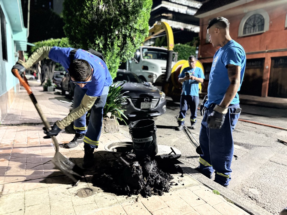 AlcaldiaMHmx's tweet photo. La emoción del torneo de futbol más grande del mundo no descansa y tampoco nosotros, con #GobiernoNocturnoMH realizamos recorridos para mantener calles limpias para que vecinas y vecinos sigan disfrutando de lo mejor de la ciudad.🌙⚽️ https://t.co/UqLbWAKgs7