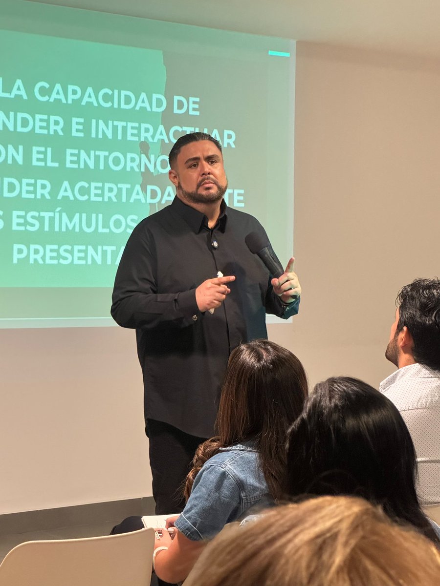 MentorSV's tweet photo. “Cuando conectas con la gente… se te hace mucho más fácil la ventas” @PastorVladimir https://t.co/DPaurlexOn