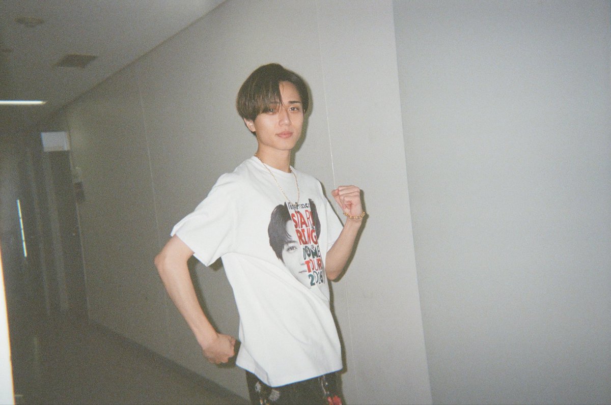 FanKp_info's tweet photo. 🎁 #KingandPrince

『King &amp; Prince DOME TOUR 2026 ～STARRING～』LIVE DVD &amp; Blu-ray✨

オフショットを見ると、あの感動がよみがえります💛🖤
ステージの熱気も、舞台裏の素顔も楽しめるファン必携の1枚。

📀今すぐチェック・購入はこちら▼
https://t.co/7WnY8jgaWy

#STARRING https://t.co/xZ4QIPPuHc