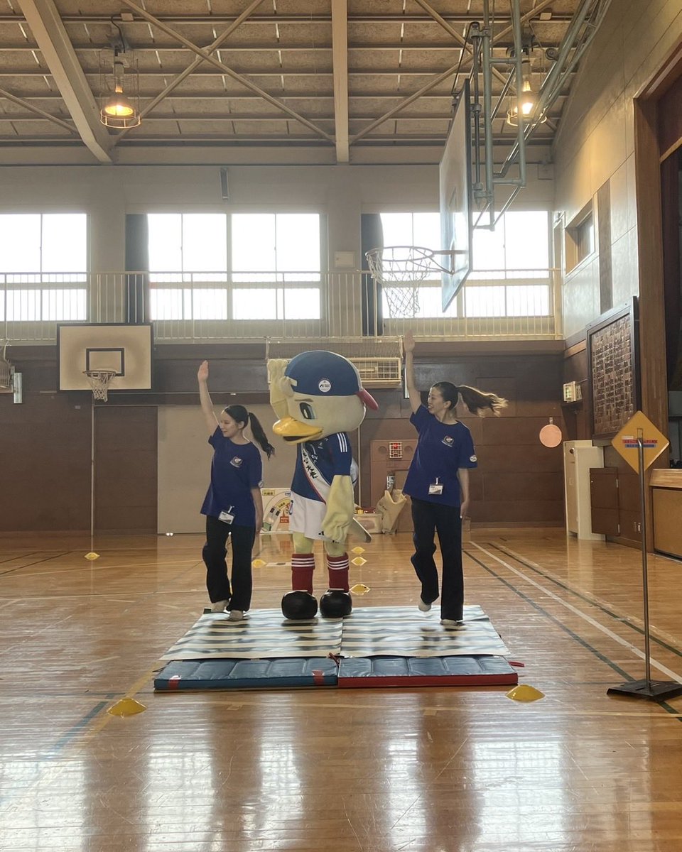 TMermaids's tweet photo. 本日は今年度最後の #はまっ子交通あんぜん教室 のお手伝いをしにAyanoとHimeが菊名小学校へ行ってきました！

横断歩道を渡るときもピシッと大きく手を挙げていて素敵でした🙋🏻‍♀️✨

今年度も港北区の小学生のみんなと一緒に交通安全について学ぶことができ、嬉しかったです☺️

#トリコロールマーメイズ https://t.co/I8hOIOndCP