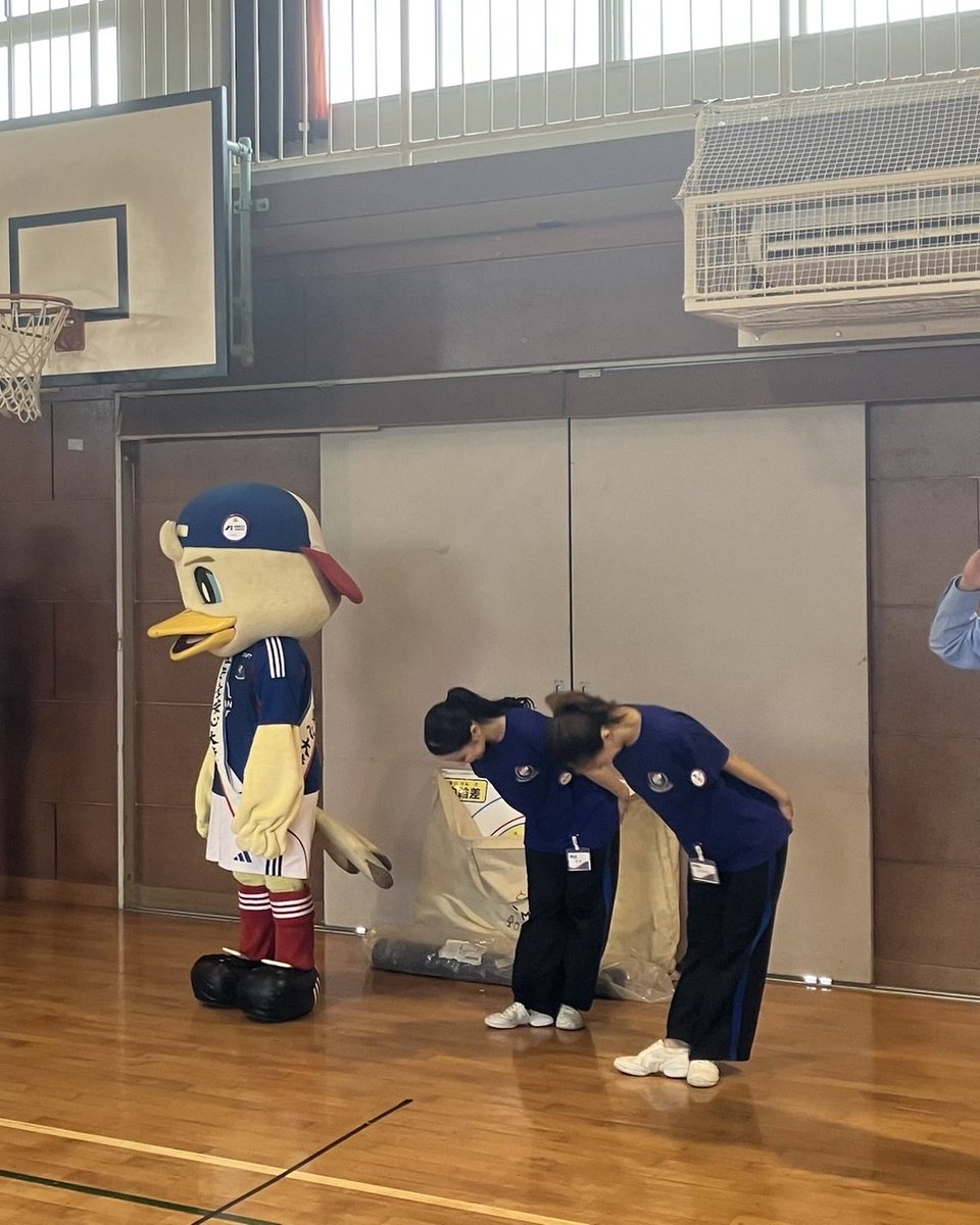 TMermaids's tweet photo. 本日は今年度最後の #はまっ子交通あんぜん教室 のお手伝いをしにAyanoとHimeが菊名小学校へ行ってきました！

横断歩道を渡るときもピシッと大きく手を挙げていて素敵でした🙋🏻‍♀️✨

今年度も港北区の小学生のみんなと一緒に交通安全について学ぶことができ、嬉しかったです☺️

#トリコロールマーメイズ https://t.co/I8hOIOndCP