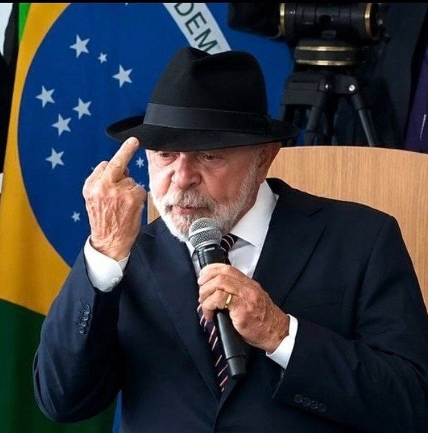 leolinshumor's tweet photo. Muito louco que isso aqui incomodou a mídia //// e isso não https://t.co/rKhRmUqDad