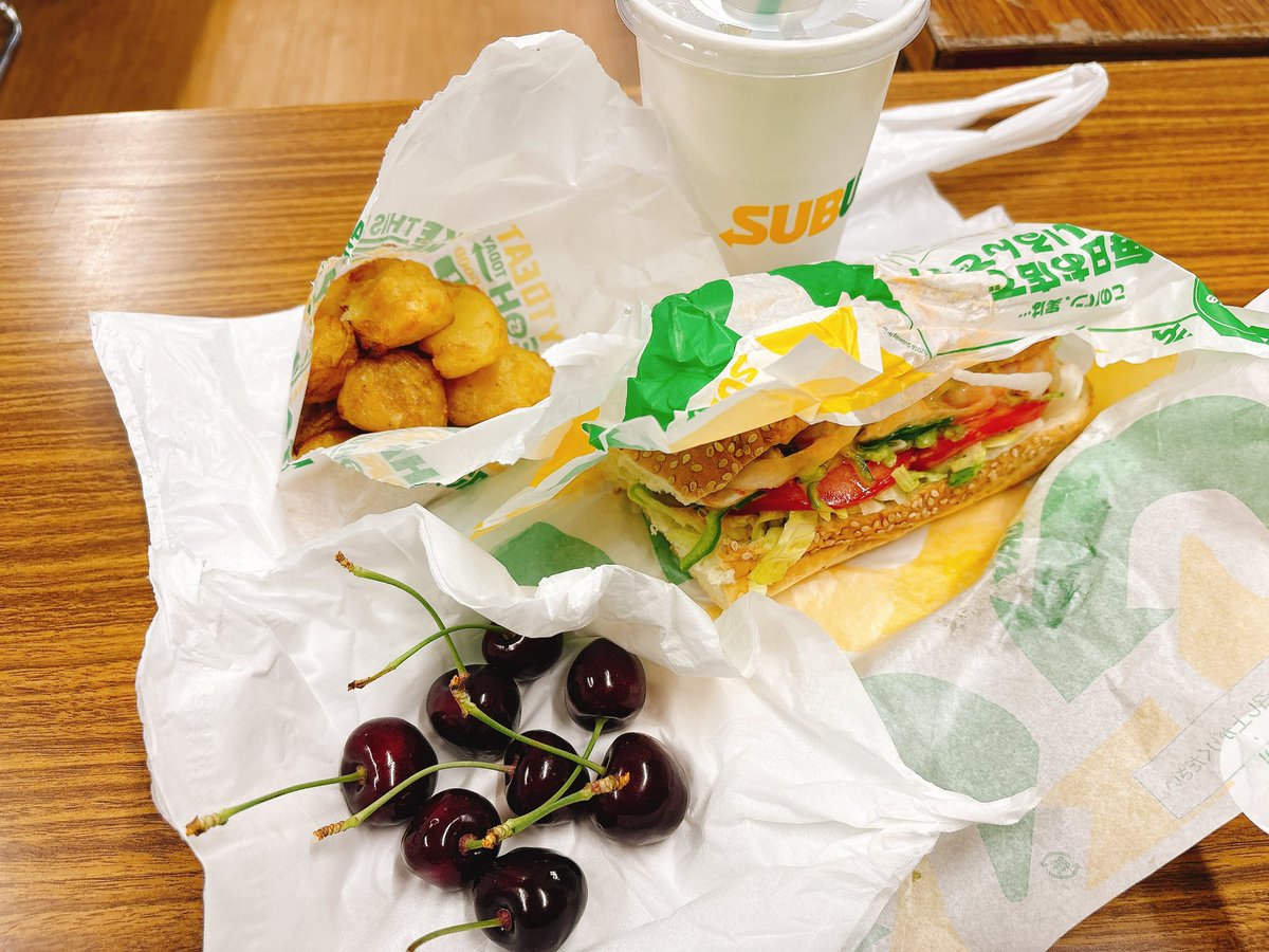 Sayaneeeee923's tweet photo. 昼ごはん
ずっと食べたかったサブウェイ！！
そしていきなり貰ったさくらんぼ🍒
 #ソウルメイトダイエット部 https://t.co/hUbTdwDyX0