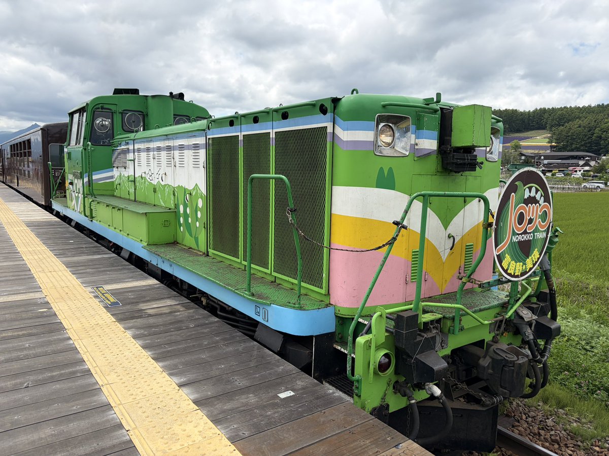 immigra16's tweet photo. ノロッコ2号をラベンダー畑駅で降りました〜
臨時駅ということで簡易的なプラットホーム、可愛い駅名標と広がる雄大な北の大地が開放的で気持ちいい駅です♪ https://t.co/L1m349nFZT