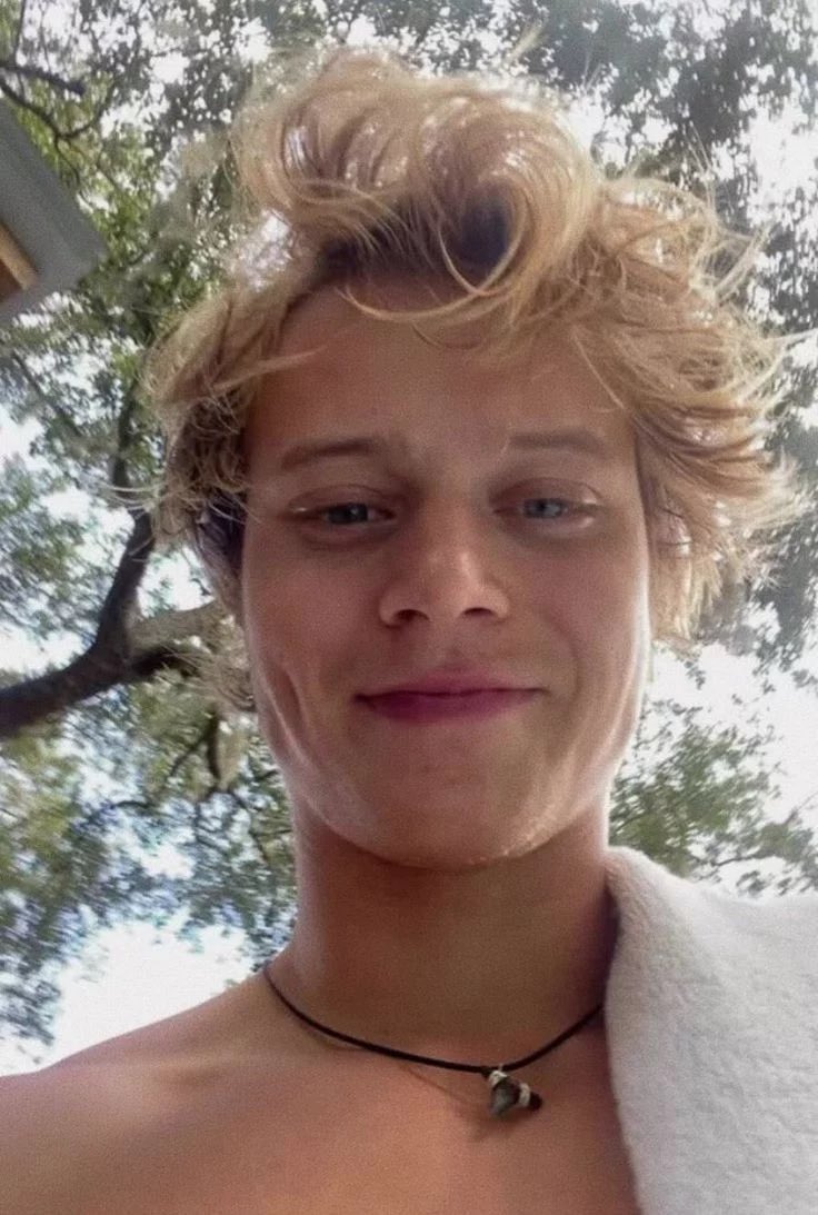surfersluck's tweet photo. i’m  hotter https://t.co/RCBtxBruxi