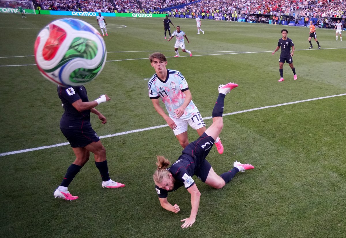 ReutersJapan's tweet photo. サッカーのワールドカップ（Ｗ杯）北中米３カ国大会は６日、決勝トーナメント２回戦を行い、ベルギーが共催国の米国を４─１で下し、準々決勝に進出した。
写真はチームの２点目となるゴールを決めるベルギーのシャルル・デケテラーレ。米ワシントン州シアトル・スタジアムで撮影。REUTERS/Albert Gea

#ロイター #ロイター通信 #ニュース #reuters #スポーツ #サッカー #ワールドカップ #W杯 #米国 #ベルギー