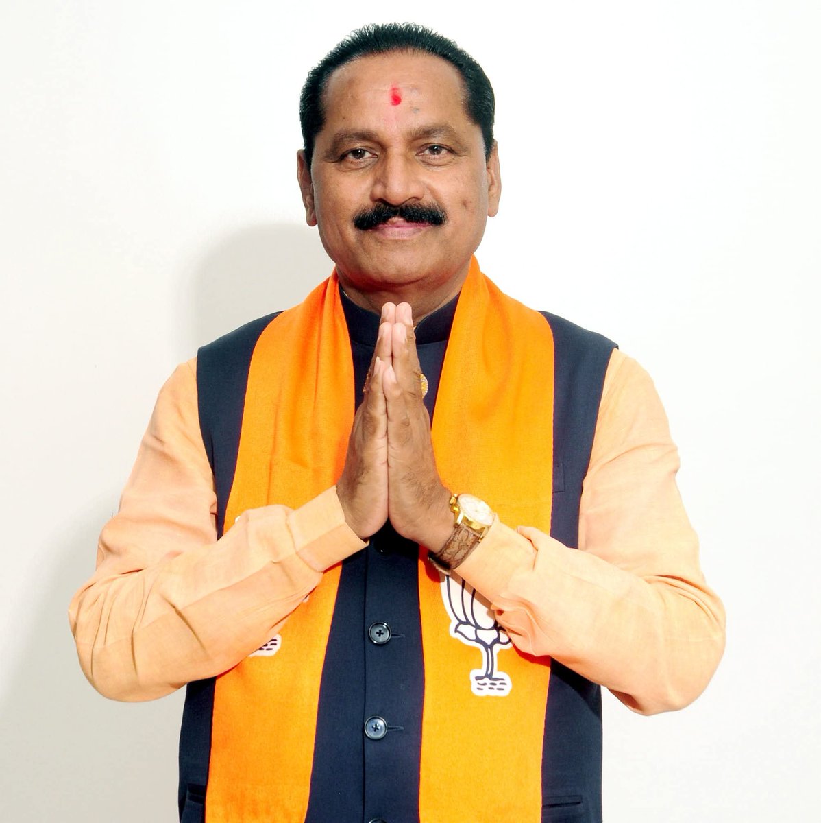 bharatpandyabjp's tweet photo. ગુજરાત સરકારના પૂર્વ મંત્રી અને લીંબડી વિધાનસભાના ધારાસભ્યશ્રી કિરીટસિંહજી રાણાને જન્મદિવસની ખૂબ ખૂબ શુભેચ્છાઓ. 

ઈશ્વર આપને જનસેવા માટે ઉત્તમ સ્વાસ્થ્ય અને સુદીર્ઘ જીવન અર્પે એવી પ્રાર્થના.. 

@KiritsinhJRana https://t.co/mFG9tZTVDh