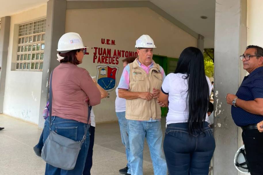WillianGil's tweet photo. Nuestros equipos de la Fundación de Edificaciones y Dotaciones Educativas continúan desplegados inspeccionando las instituciones educativas para constatar que están en condiciones estructurales óptimas para continuar con las actividades académicas. https://t.co/jCoozBBmKJ