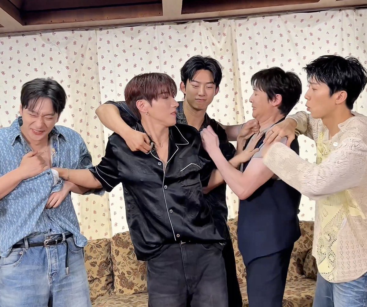 adto2pm's tweet photo. new family portraits just dropped 😭🥹🥹 https://t.co/GIa2ONr0rT