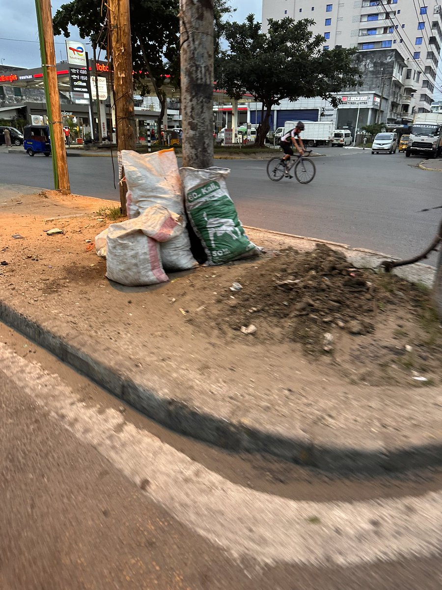 FauzKhalid's tweet photo. Mombasa at 6:28 am 

These are supposed to be flower beds but we have turned them into mini dumpsites 

Right on Moi Avenue as you leave the Port 

@A_S_Nassir needs to be tough on the CeC for Environment and Solid Waste Management 

Mombasa is a tourist city and we need the city to be clean