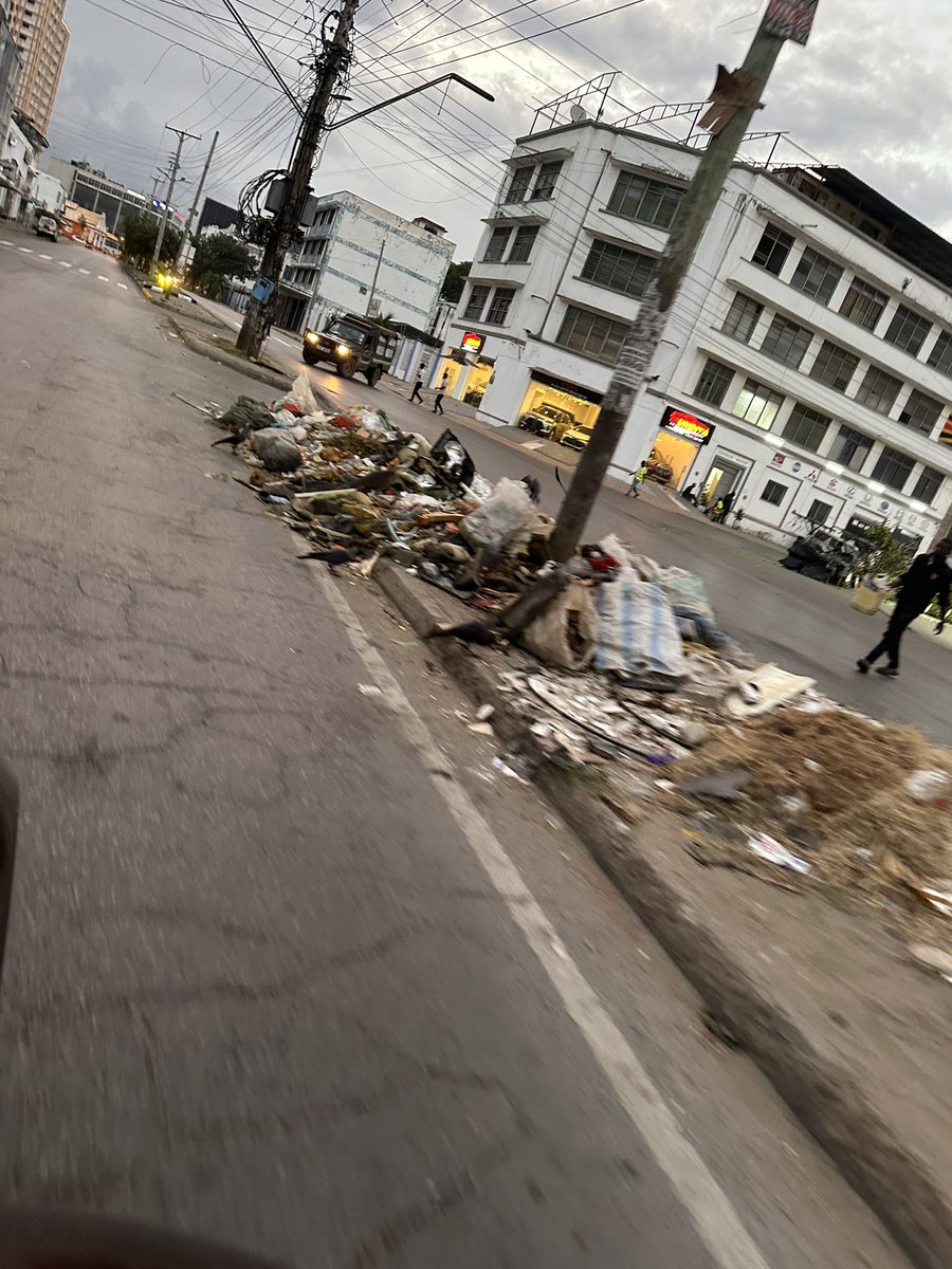 FauzKhalid's tweet photo. Mombasa at 6:28 am 

These are supposed to be flower beds but we have turned them into mini dumpsites 

Right on Moi Avenue as you leave the Port 

@A_S_Nassir needs to be tough on the CeC for Environment and Solid Waste Management 

Mombasa is a tourist city and we need the city to be clean