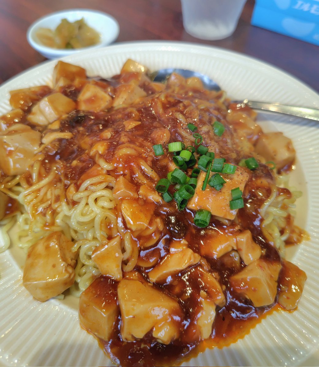 obentou2020's tweet photo. 今日のお昼は麻婆豆腐焼そば
初めて食べたけど意外と美味い😄 https://t.co/c7p47NgGgI