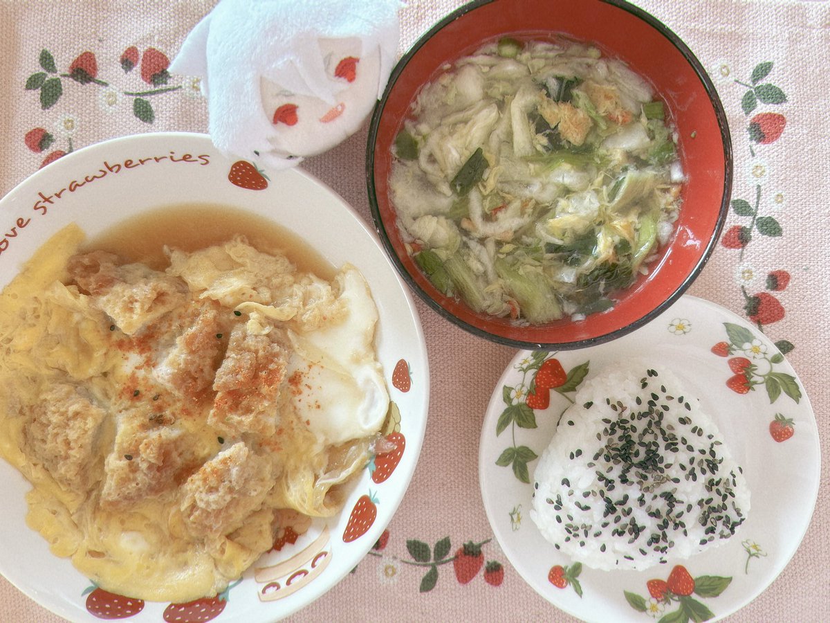 151_1chi5's tweet photo. 今日のお昼

カツ煮
野菜スープ
ごま塩おにぎり
こぎもち https://t.co/6FCvNmyPlE