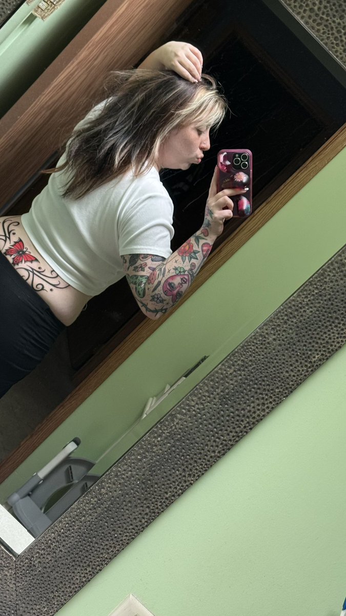 devc8123's tweet photo. Wait lemme mute that video and add ur music lol @DCTHEDON__ I think my tramp stamp would be hot cover art 🤞🏻 https://t.co/otBYZogQN4