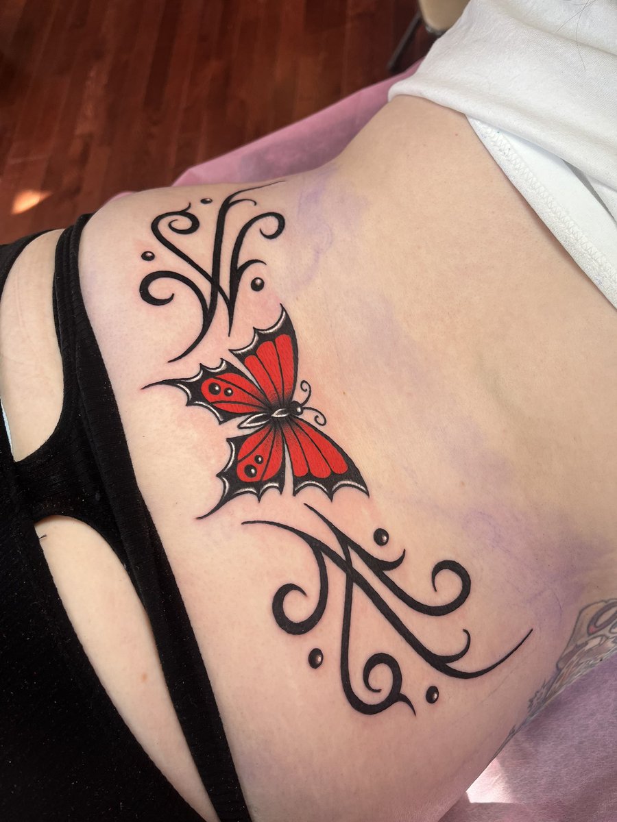 devc8123's tweet photo. Wait lemme mute that video and add ur music lol @DCTHEDON__ I think my tramp stamp would be hot cover art 🤞🏻 https://t.co/otBYZogQN4