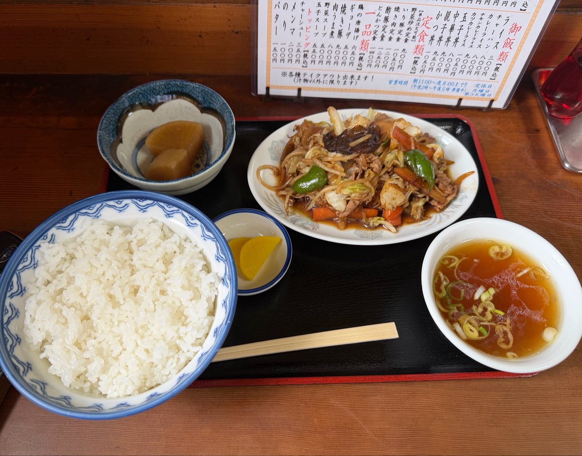 Hepela's tweet photo. 昨日、夕方に訂正書類を引取りに都内へ行って本日午前中に再提出の為、また神田町へ。
今日はランチタイムがまだまだ始まる時間ではなかったのでさっさと地元に戻ってきました。
地元の町中華を開拓。
麻婆茄子は無かった…のでいり豚定食（肉野菜炒め）をチョイス。
美味しかったです。
ご馳走さまでした。