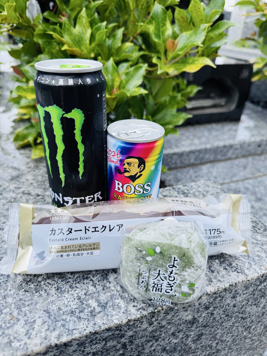 hime4693's tweet photo. 今月も祥月命日を前にまゆちゃん（義妹）のお墓まりに行ってきた
まゆちゃんの1番好きだったBOSS RAINBOWとモンスターエナジーと
コンビニスウィーツは欠かせない

妻に先立たれた弟の時間も止まったままの様だったけど少しずつ動き始めているのを知って姉として少し安心した https://t.co/LpObbd4s2J
