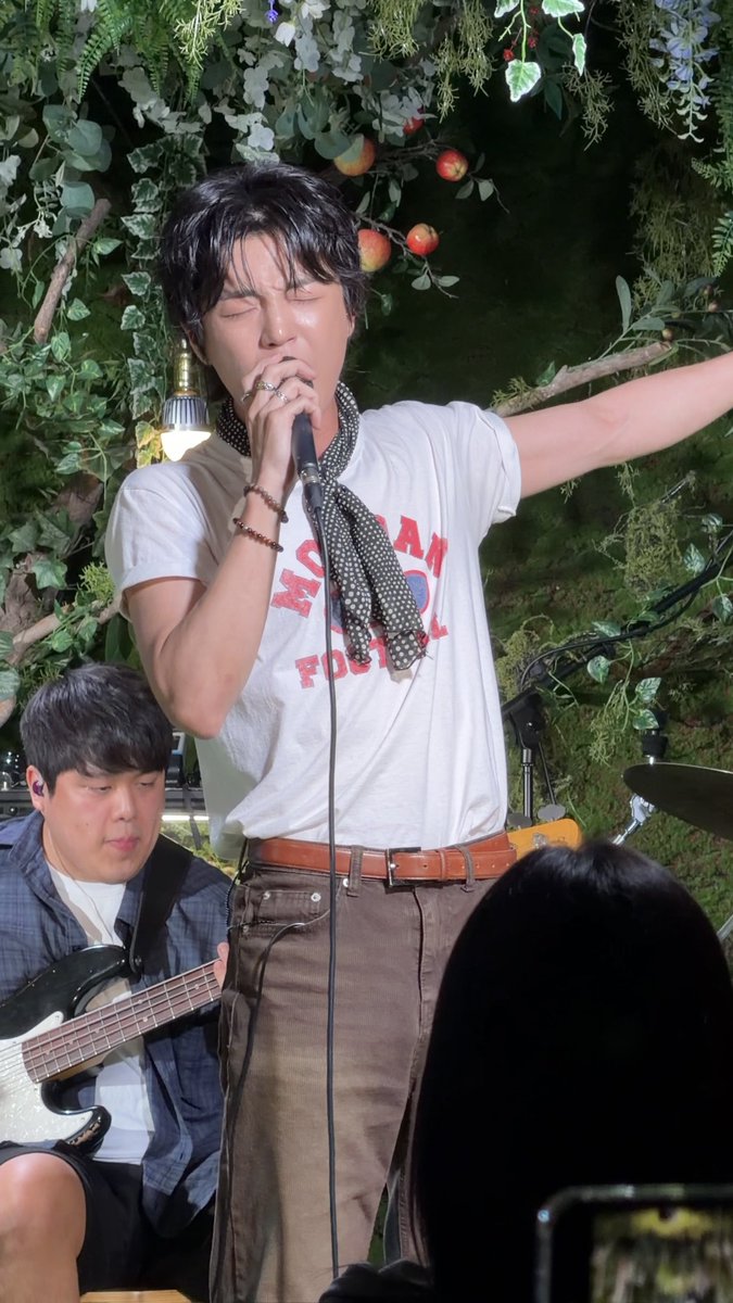 ace_han523's tweet photo. 숲��권ライブ、素敵な空間で好きな音楽を聴けてとても良かった🌳✨
イジハムバンドかっこいいしかわいいし楽しい😌新曲は今までにない雰囲気だけど歌唱力がまたしっかりと感じられる曲で最高でした！配信が待ち遠しい！！ https://t.co/oQfqz7ESti