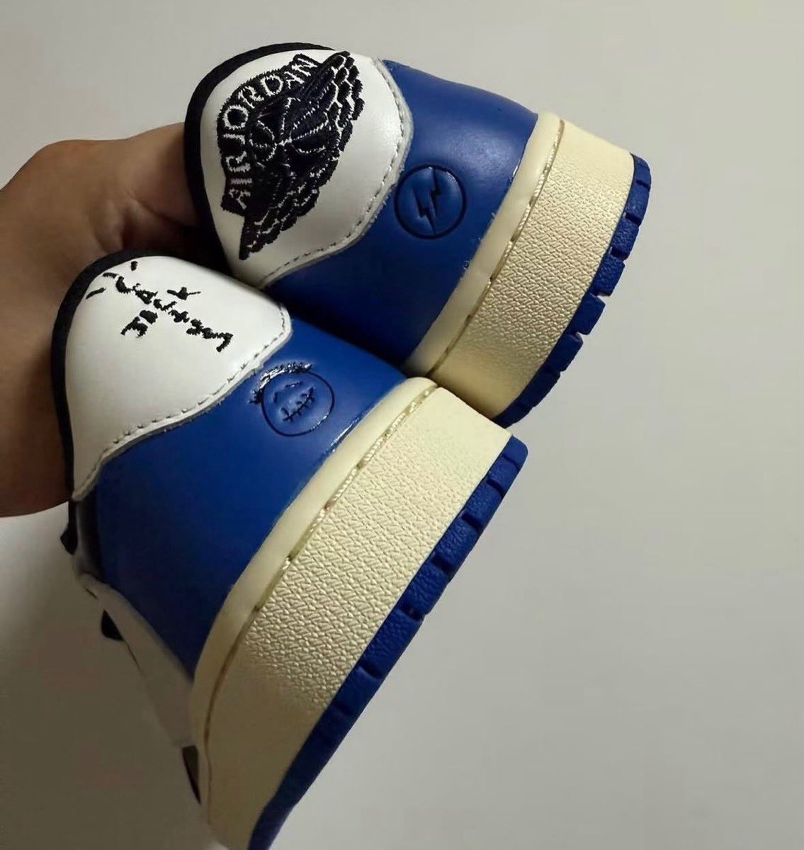 uptod4te's tweet photo. Travis Scott x Nike x FRAGMENT Air Jordan 1 Low OG “Black Royal”［DM7866-014］【 ナイキ フラグメント トラヴィス・スコット AJ1 エアジョーダン1 ロー ブラック ブルー 】
https://t.co/zvyjeqLK2i https://t.co/c9vqTrNkXe