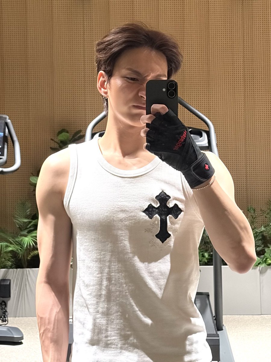 fullsunienana's tweet photo. osumi segede ini tapi masi gedean sungjin itu gimana ya😳 gak mungkin sungjin ngga ngegym kan........ https://t.co/CUuqma1eEF