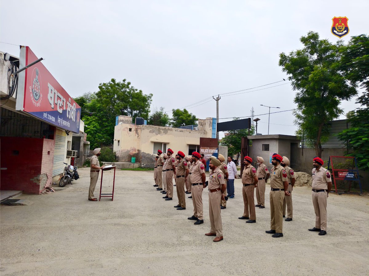 MuktsarPolice's tweet photo. Morning Roll-Call in Police Stations was conducted by SHOs in District Sri Muktsar Sahib. In this,SHOs inspected uniforms of the Police Personnel,briefed them about day’s tasks & issued necessary instructions to maintain law and order situation. #ForceIsFamily #LetsBringTheChange https://t.co/j7Q5e0urjv