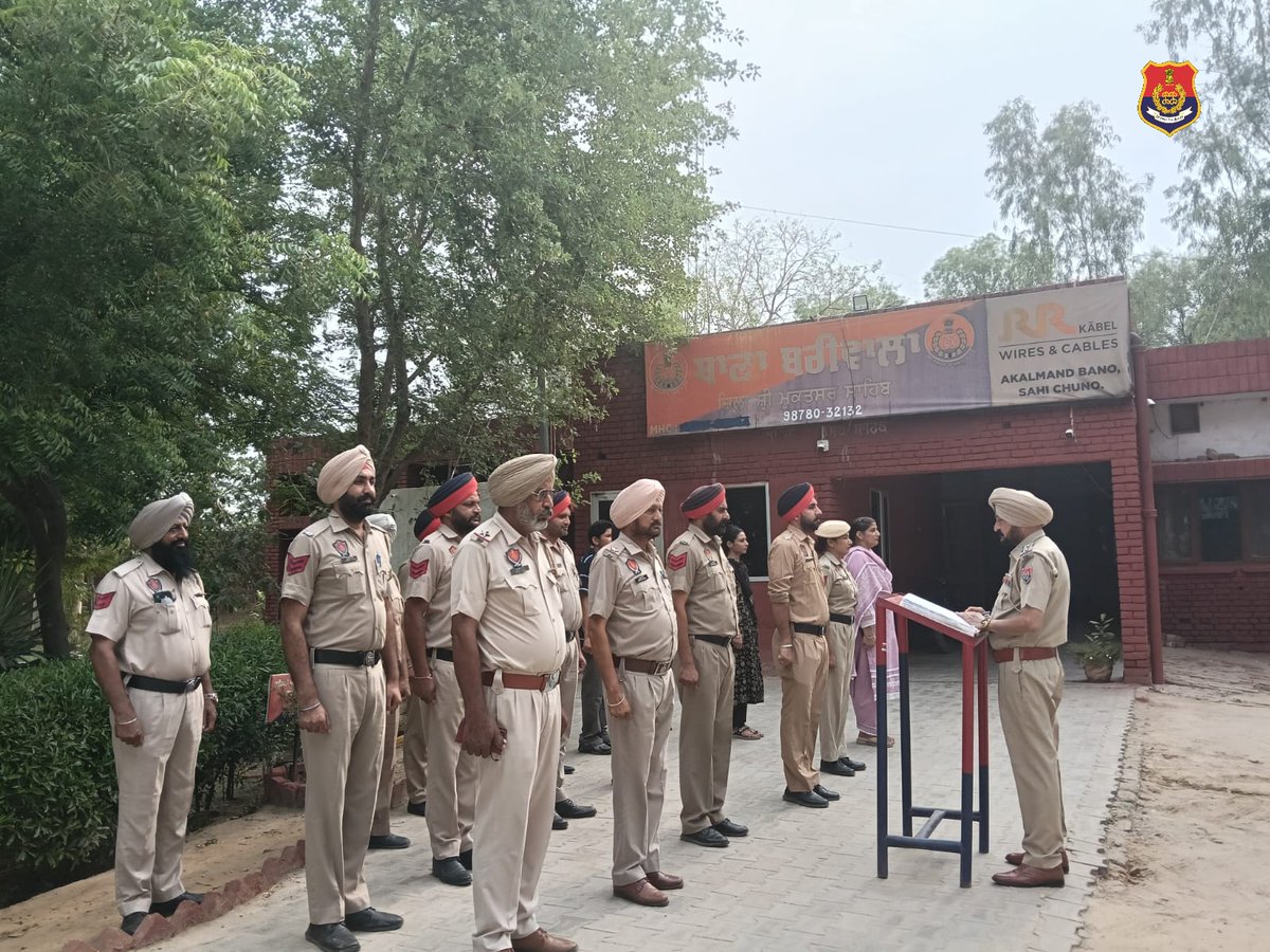 MuktsarPolice's tweet photo. Morning Roll-Call in Police Stations was conducted by SHOs in District Sri Muktsar Sahib. In this,SHOs inspected uniforms of the Police Personnel,briefed them about day’s tasks & issued necessary instructions to maintain law and order situation. #ForceIsFamily #LetsBringTheChange https://t.co/j7Q5e0urjv