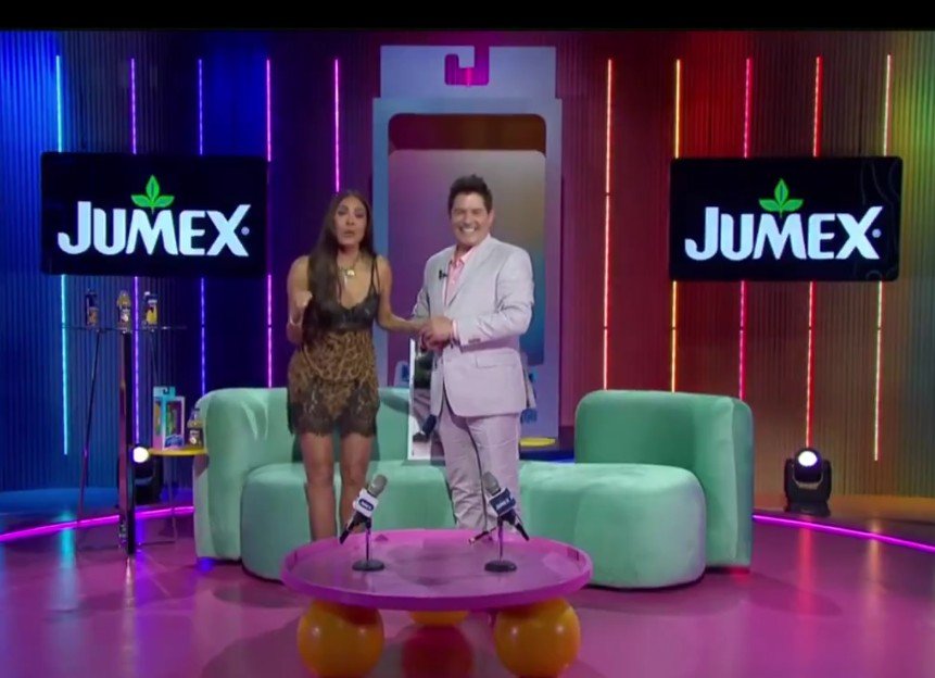 _RCulturaPop's tweet photo. Ahora Galilea Montijo entrevistas a los habitantes revelados.

El año pasado era Marie Claire quien lo hacía.

@LaCasaFamososMx 
#LaCasaDeLosFamososMx https://t.co/G5mHmKaprg