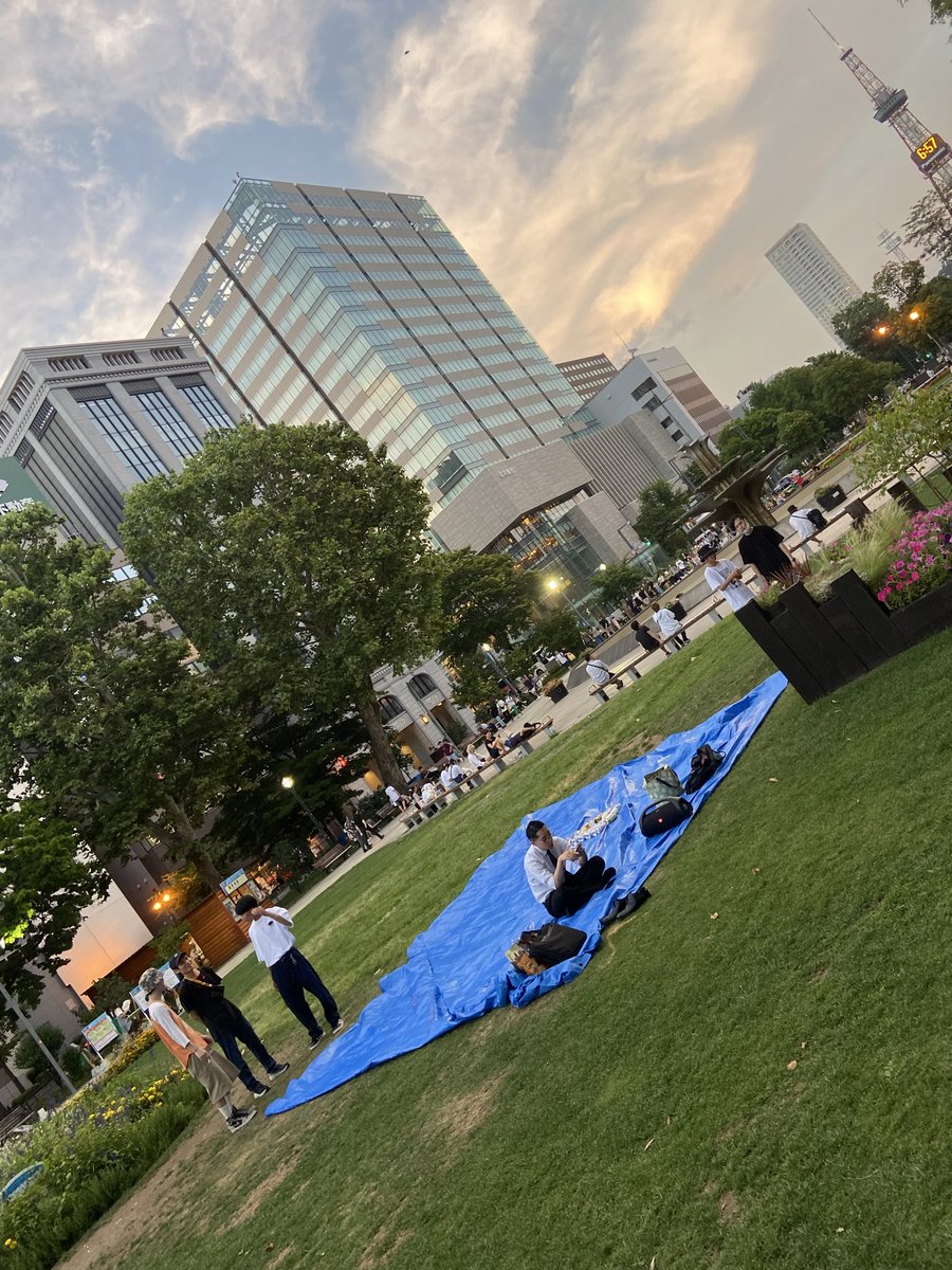 q_quark's tweet photo. 【拡散希望】
サッポロサイファー開催！7月25日土曜日大通公園4丁目にて。時間はまだ未定ですが、いつもの19時よりは早いスタートの予定です。
大通ビアガーデンの最中に、芝生にブルーシートを広げて我々もサイファー夏祭り！フードも多少用意するし恒例のストリートテキーラも振る舞いますよー。夏！ https://t.co/pApXjREw0q