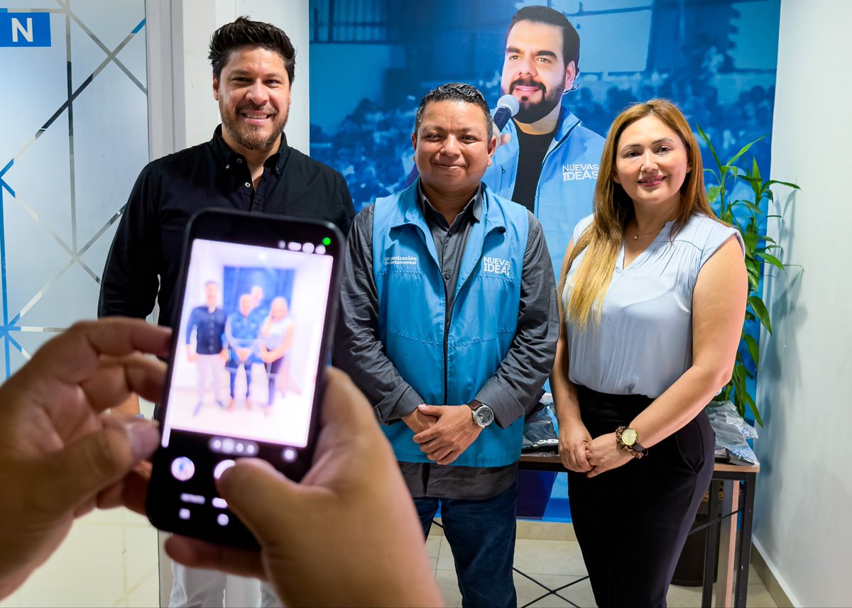 rparedessv's tweet photo. Gracias al diputado @ChrisGuevaraG por permitirme acompañarlo en esta entrega a nuestros compañeros de Nuevas Ideas Departamental San Salvador . 🇸🇻🧢

Seguimos sumando esfuerzos para fortalecer este proceso democrático. 💙 https://t.co/tNfwXafTbh