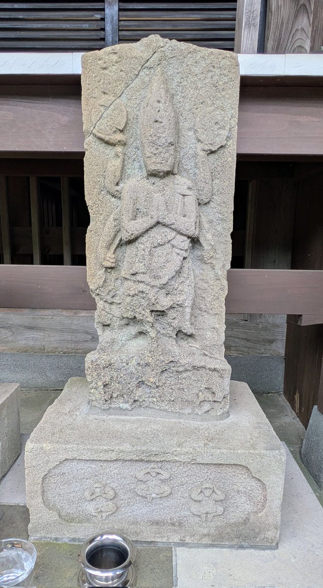 penta_kumausa's tweet photo. 登戸駅前ロータリー、綺麗になった。小田急の下に「ちゃんとした」絵が有って歩くのも楽しい。石仏採集でお寺３ヶ所を巡り宿河原駅へ。三猿の脚の形が面白い。 https://t.co/PSW0XNMev9