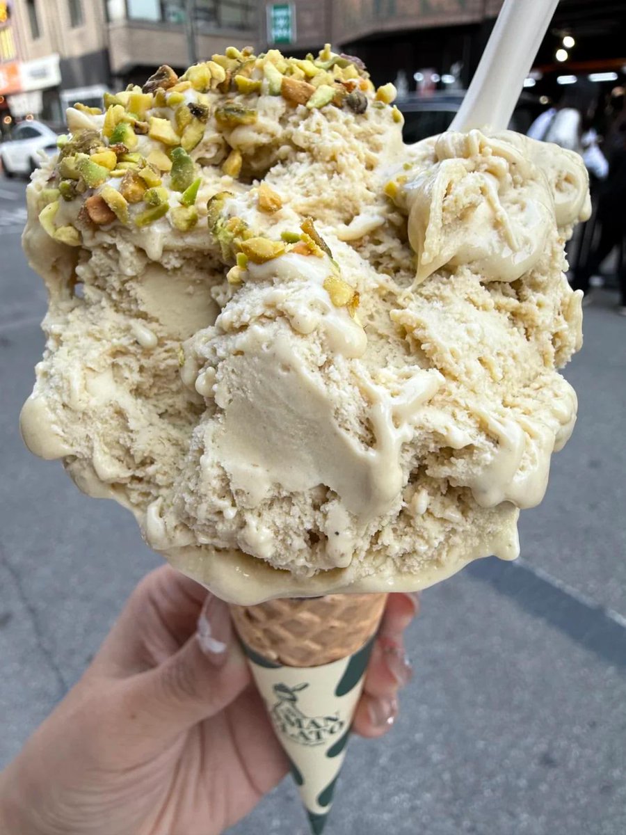 theippo_jp's tweet photo. 韓国・聖水洞で見つけた人気ジェラート🍨✨

韓国で話題の低脂質ジェラートのお店へ🤍
一番人気のピスタチオ味をいただきました🥜

ピスタチオの香りがしっかり感じられて、
濃厚なのに後味はさっぱり✨
韓国の方にも大人気で、行列ができるのも納得のおいしさでした☺️

そして見た目は…ちょっとびっくり😂
スタッフさんが豪快に盛り付けてくれるスタイルで、
かわいさより「たっぷり楽しむ！」感じが韓国らしいです🤍

聖水洞はおしゃれなカフェやショップが集まる人気エリア☕️
韓国美容の予定と合わせて、街歩きも楽しめる場所です🇰🇷✨

THE IPPO CLINICへお越しの際は、
施術だけではなく韓国で過ごす時間もぜひ楽しんでください☺️

#韓国美容 #韓国旅行 #聖水洞 #聖水カフェ #ソウルカフェ #韓国グルメ #韓国美容クリニック #韓国皮膚科
