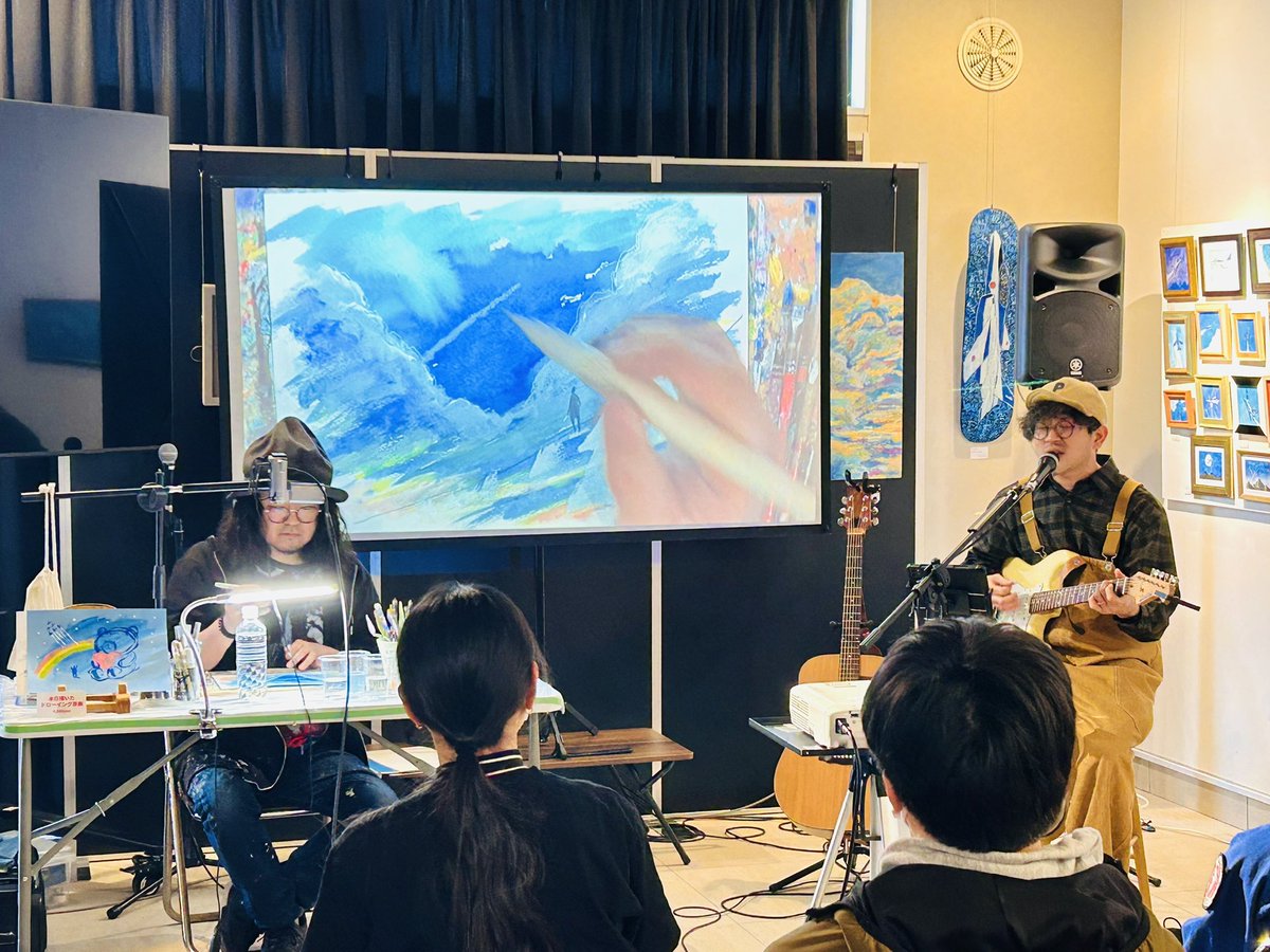 contrail_mk's tweet photo. 【AOTOE通信vol.4】

LIVEドローイングを彩るシンガーソングライター・高橋亨明氏をご紹介。
スガシカオ仙台公演のオープニングアクトを務めた実力派。日常の幸せを紡ぐ歌詞と、温かなメロディー、軽快なMCで年間約100本のライブを届けています。アートと音楽が響き合う特別な時間をお楽しみ下さい！ https://t.co/XkG2sReV3P