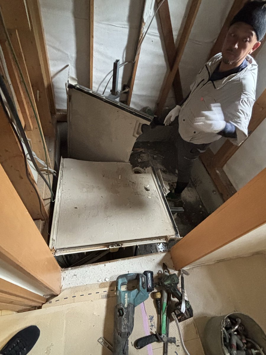 smart_co_'s tweet photo. 戸建設備入れ替えリノベーション
解体工事が始まりました。 https://t.co/DnzRiXNU9x