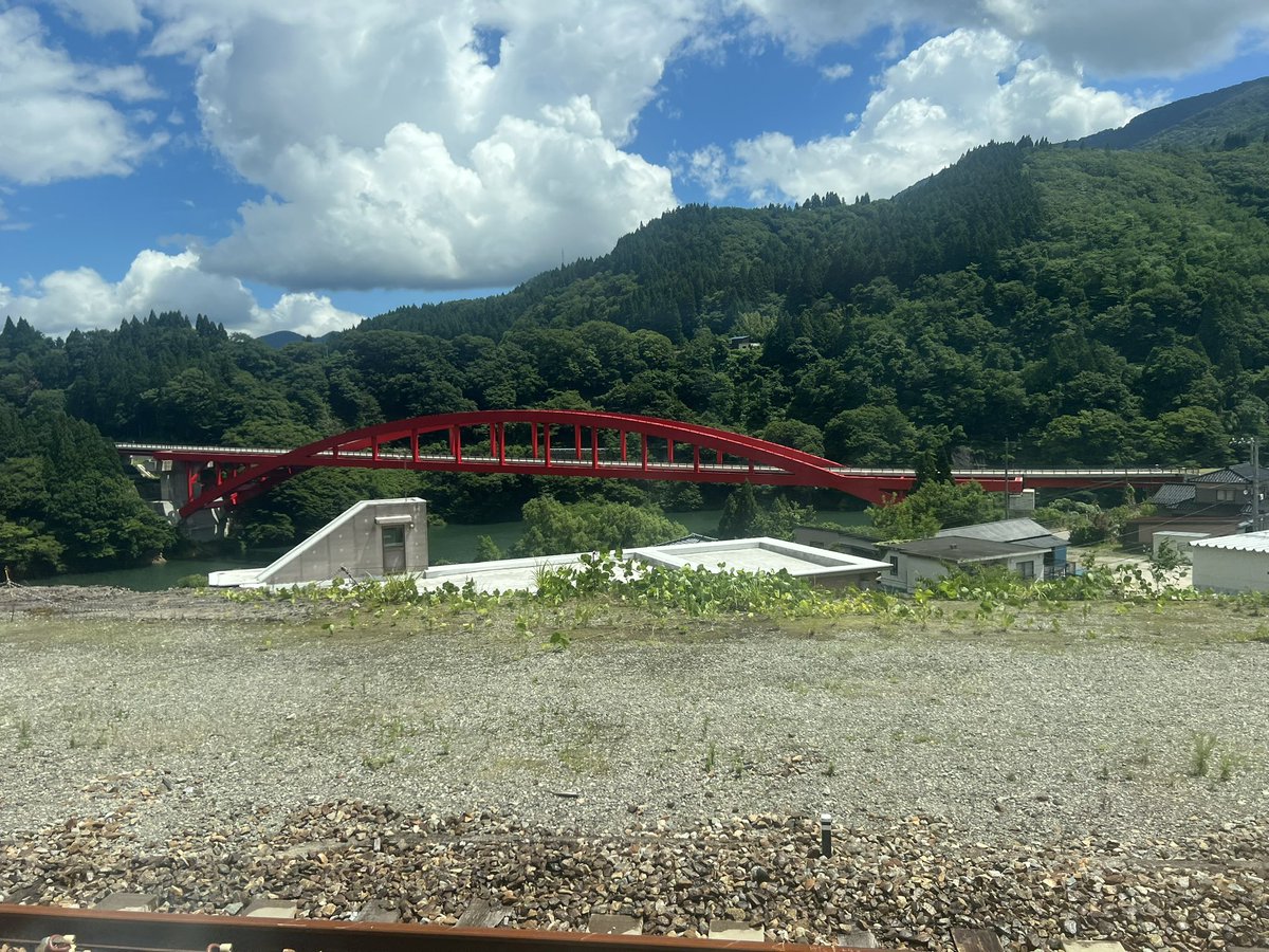 ojuring's tweet photo. 特急ひだに乗ってJR高山駅に来ました。ここは外国人観光客が多い😆
特急ひだは、富山→高山間は4両編成だけど、高山→名古屋間は8両に増結して満席の状態🚃

お昼は高山市松之木町の『ぱせり』というお店でランチ🍽️
人気のお店で満席😆
日替わり定食を注文しました😊 https://t.co/xQgST7KKcc